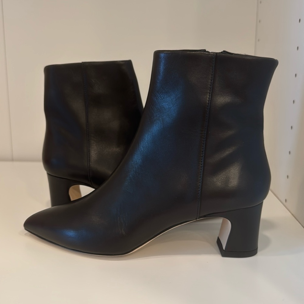 Brand new black leather boots. 
Leather sole 
Zipper side
Made in Italy